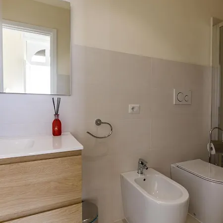 Onlyrooms Iv - Sea View & Free Parking בית הארחה